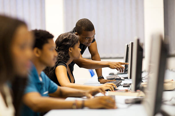 Studente che lavora su un circuito elettronico